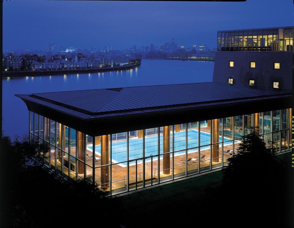Canary Riverside Plaza Hôtel avec piscine intérieure sur les toits